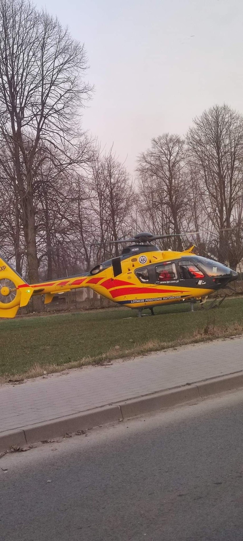 Wypadek w Drążdżewie. Motocyklista stracił panowanie nad pojazdem i wypadł z drogi. Został poważnie ranny