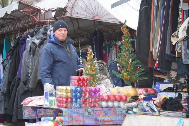 Prawdopodobnie wszystkie stoiska na targowisku zostały skontrolowane. Niektóre nawet kilka razy. Na zdjęciu: Krzysztof Bielówka, który sprzedaje m.in. z artykuły świąteczne.