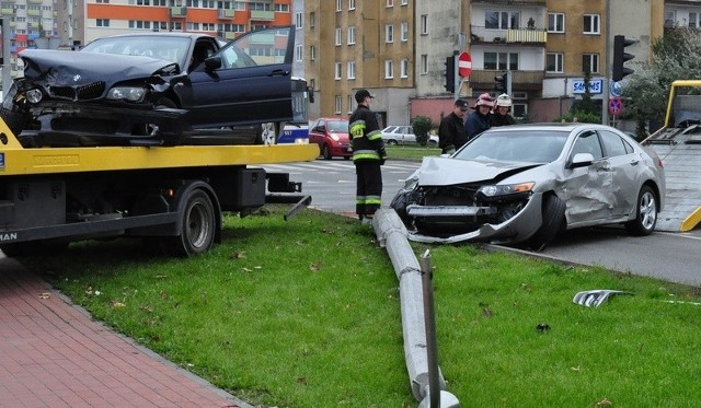 Na rondzie Skrzetuskim zderzyły się dwa samochody. Jedna osoba trafiła do szpitala