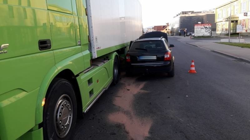 Chełmiec wypadek. Na ul. Marcinkowickiej zderzyły się trzy pojazdy. Dwóch rannych kierowców zabrano do szpitala