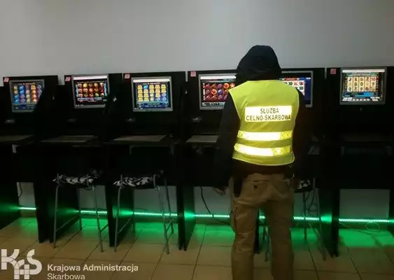 18 nielegalnych automatów do gier hazardowych ujawnili funkcjonariusze KAS w 5 lokalach na terenie województwa kujawsko-pomorskiego.