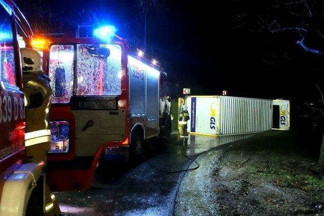 Silny wiatr może przewrócić na drodze nawet ciężarówkę.