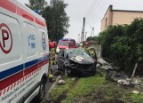 Wypadek w Gorzycach. Golf roztrzaskał się na ogrodzeniu. 21-latek ukarany mandatem za wypadek