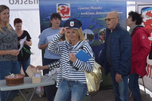 Magdalena Stankowiak - kierownik Miejsko-Gminnego Ośrodka Pomocy Społecznej w czasie Dni Miastka w 2019 roku: - Z tą czapką z daleka wyglądam jak marynarz albo marynarka!