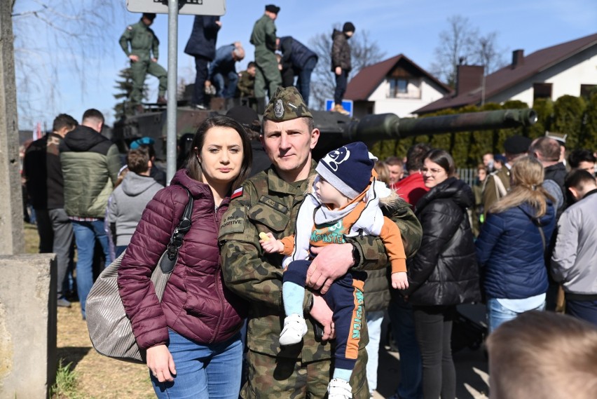 Służba w wojsku wraca do łask. Zainteresowanie pracą w armii...