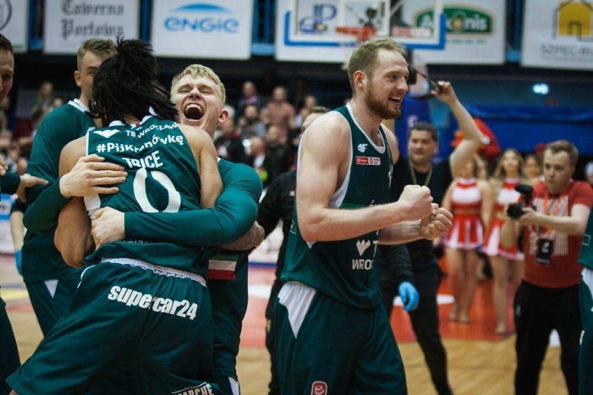 Radość koszykarzy Śląska Wrocław po awansie do finału Energa Basket Ligi (ZDJĘCIA)