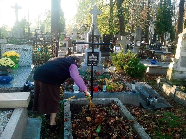 Pani Barbara wczoraj czyściła mogiłę swej babci na chrzanowskim cmentarzu. Nie znała jej. Babcia zmarła przed jej urodzeniem