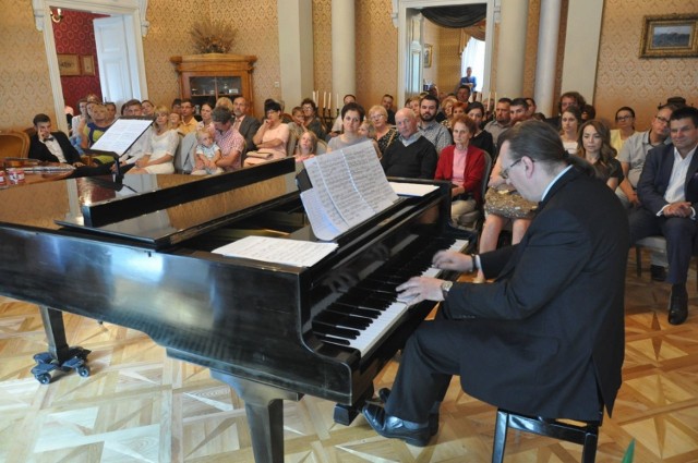 Pochodzący z Białorusi Włodzimierz Lebiecki to międzynarodowej sławy pianista. 10 lipca jego kunszt mogła podziwiać publiczność podczas Letnich Spotkań Kameralnych w Orońsku.