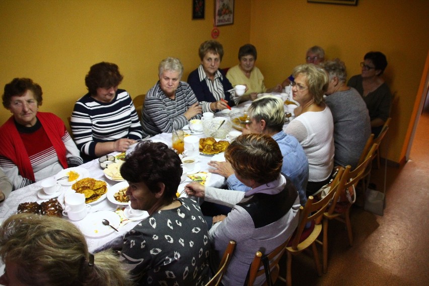 U szefowej KGW Jankowice obrodziły dynie. Potrawy z dyń degustowało całe koło