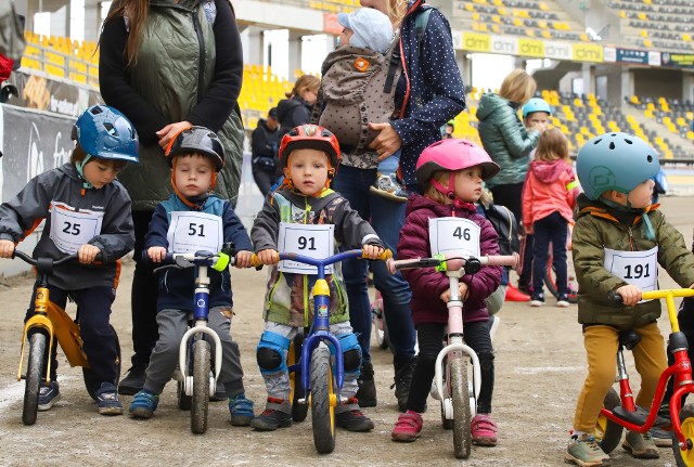 Na Motoarenie odbyły się dzisiaj wyścigi rowerowe. Na torze żużlowym wydarzenie zorganizowało Stowarzyszenie GOSPORT, MOSiR oraz Wydział Sportu i Rekreacji UM. Wydarzenie było zorganizowane dla dzieci urodzonych w latach 2012-2021. W wyścigach rowerowych na dystansie od 50 do 318 metrów brali udział zarówno chłopcy, jak i dziewczynki. Dla biorących udział zostały przygotowane upominki oraz medale. Zobaczcie zdjęcia z dzisiejszych wyścigów!