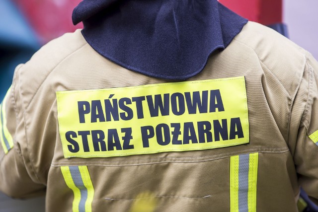Dziewięć zastępów straży pożarnej, w tym pięć jednostek OSP 6 grudnia gasiło pożar na poddaszu domu przy ul. Wspólnej w Lipnie