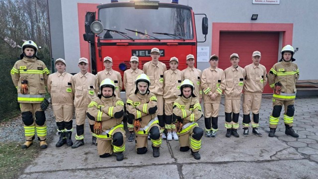 Strażacy z OSP Bogwidzowy otrzymali pięć kompletów ubrań specjalnych FHR 008 Max oraz 10 kompletów ubrań koszarowych