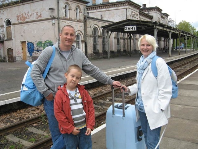 - Dworzec może być brzydki, ale najważniejsze, żeby połączenie z Berlinem pozostało - mówią Ewa i Dawid Cybulscy, którzy z synem Adrianem wybierają się w podróż.