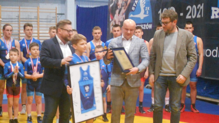 ZKS Stal Rzeszów świętował pełen sukcesów 2021 rok i tytuł Klubowego Mistrza Polski w zapasach. Gratulowali Andrzej Supron i Konrad Fijołek