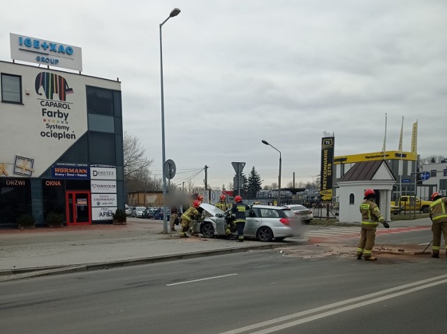 Na miejscu interweniowały służby: Straż pożarna, policja i pogotowie.  Kierowców, którzy w godzinach porannych jechali ulicą Krakowska czekały utrudnienia