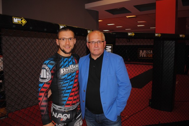 Mateusz Gamrot ze swoim promotorem, Piotrem Smuniewskim, w nowej sali Ankosu MMA Poznań w Centrum Handlowym "Pajo" w Luboniu