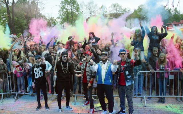 W tym roku scena plenerowa pojawiła się przy Miejskim Ośrodku Kultury. Jedną z atrakcji była Eksplozja Kolorów.