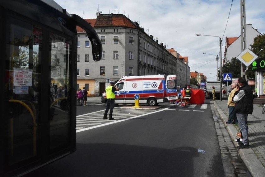 Śmierć na pasach, kobieta zginęła pod kołami ciężarówki w Legnicy [ZDJĘCIA]