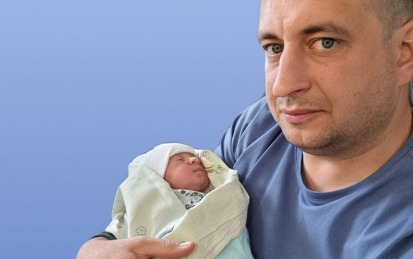 Tomasz Socha wraz z nowo narodzoną córeczką - Natalią.