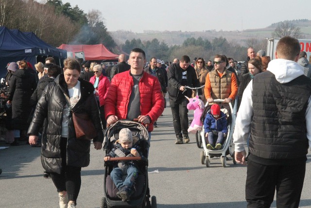 Sporo ludzi pojawiło się na giełdzie w Miedzianej Górze w niedzielę, 3 marca