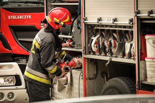 Do akcji gaśniczej zadysponowano trzy zastępy straży pożarnej, w tym dwa z Komendy Powiatowej PSP w Grajewie oraz jednostkę OSP Grajewo.