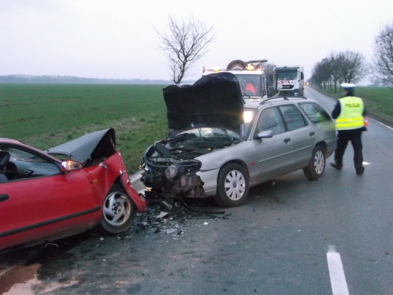 Wypadek pod Gniechowicami. 4 osoby ranne po czołowym zderzeniu (ZDJĘCIA)