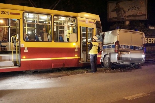 Wypadek - zderzenie tramwaju z radiowozem