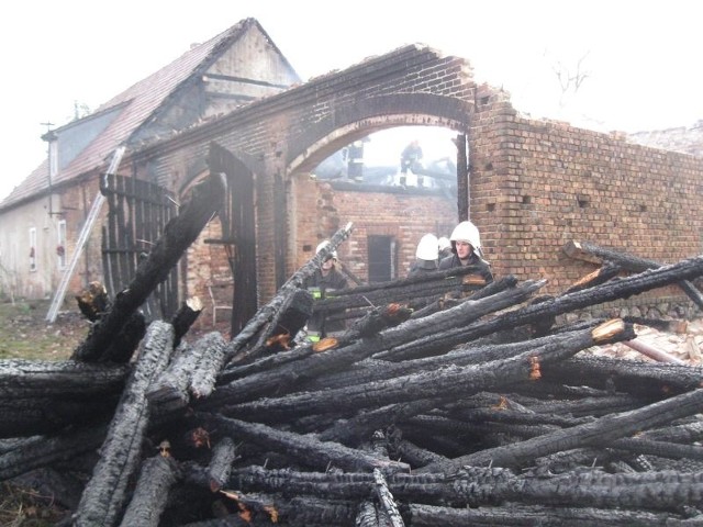 W Złotniku koło Żar spaliła się stodoła. Strażacy nie dopuścili do tego, by ogień zajął budynek mieszkalny.