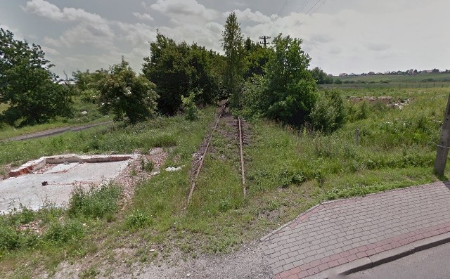 Stara linia kolejowa na granicy gmin Kędzierzyn-Koźle i Reńska Wieś. Tu będzie ścieżka.