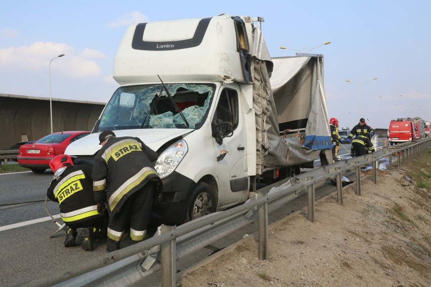 Wypadek na AOW. Przewrócił się bus przewożący chemikalia