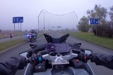 Patrol na motocyklach pomógł seniorce z Bydgoszczy. Chciała przejść przez jezdnię w niedozwolonym miejscu [wideo]