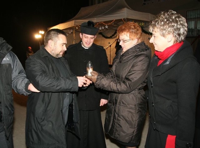 Małgorzata Drogosz, dyrektor szkoły w Jaworzni przekazała światełko pokoju wójtowi Tadeuszowi Dąbrowie.