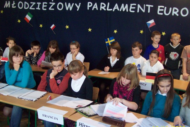Podczas obrad parlamentu młodzieżowego uczniowie wcielili się w delegacje krajów europejskich