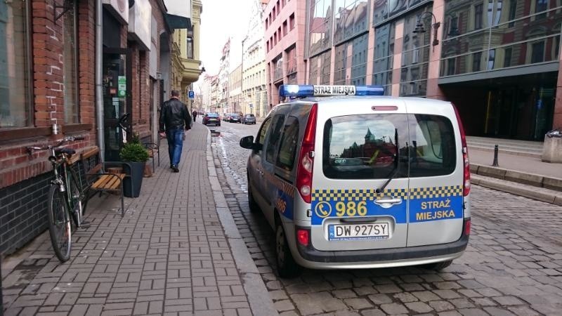 Wrocław: Straż miejska "czyści" św. Antoniego. Auta z blokadami