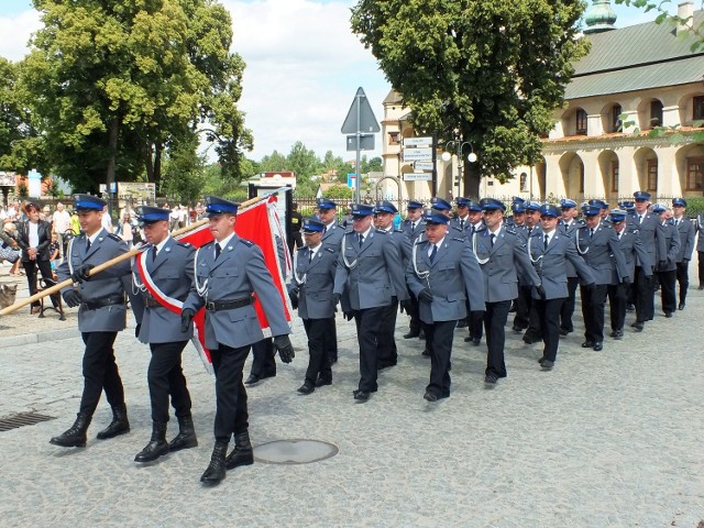 Przemarsz kolumny policjantów i ich gości z kościoła w Wąchocku na plac Jana Piwnika-Ponurego