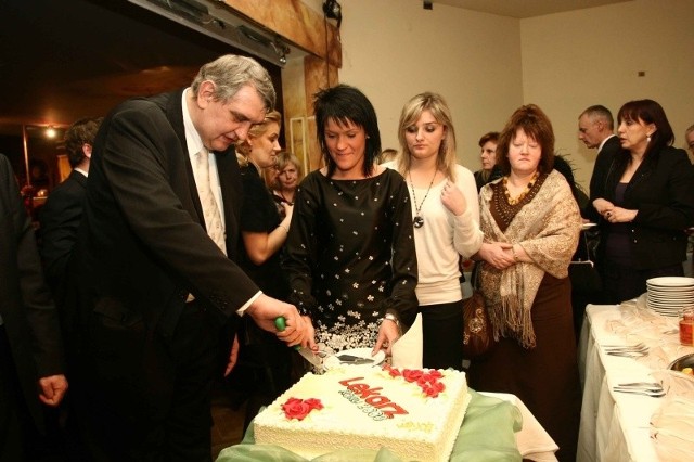 Pierwszy kawałek plebiscytowego tortu ukroił Mieczysław Szatanek, przewodniczący Izby Lekarskiej w Radomiu.
