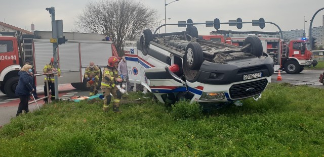 Do groźnego wypadku doszło około południa na rondzie Inwalidów na Widzewie. Karetka zderzyła się z samochodem osobowym i przewróciła się na dach. W ambulansie jechała ratowniczka i dwaj pacjenci (panowie).KLIKNIJ DALEJ