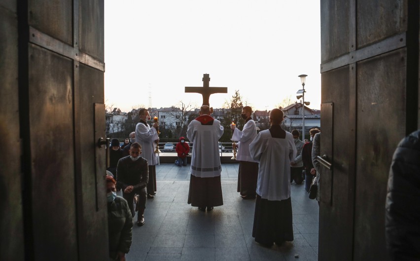 Wielkanoc 2021. Wielki Piątek - Liturgia Męki Pańskiej w Katedrze Rzeszowskiej [ZDJĘCIA]