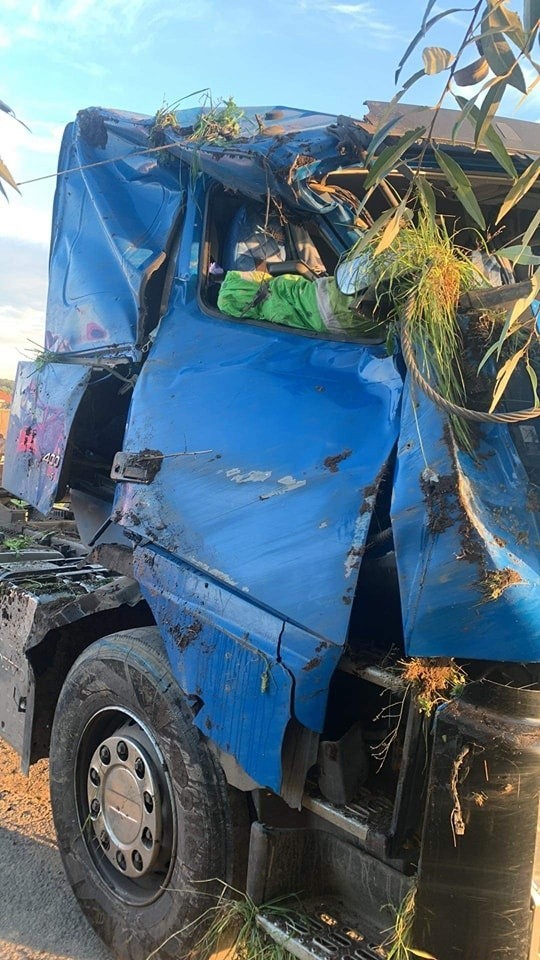 Wypadek samochodu ciężarowego przewożącego kiszonkę....