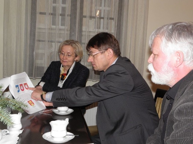 Barbara Zagórska i wójt Zbigniew Szczepański oglądają herby sąsiadów, obok autor herbu gminy Chojnice Kazimierz Lemańczyk