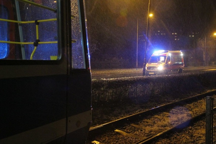 Wypadek na Żmigrodzkiej 30.11.2016. Tramwaj potrącił...