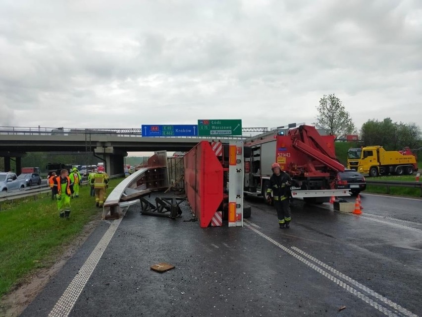 Ciężarówka przewróciła się na węźle S1/A4 w Mysłowicach. Są...