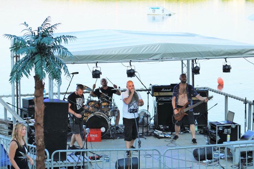 Metal pod palmami po raz trzeci w Tarnobrzegu. Pięć zespołów metalowych zagrało w Wake Parku nad Jeziorem Tarnobrzeskim. Zobacz zdjęcia  