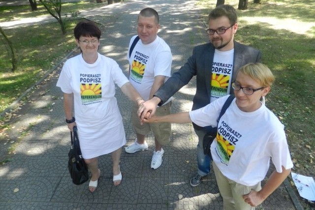 - Udało się - mówią przedstawiciele komitetu referendalnego: (od lewej) Ewa Stogniew, Maciej Krupa, Tomasz Maruszczak i Katarzyna Kubik.