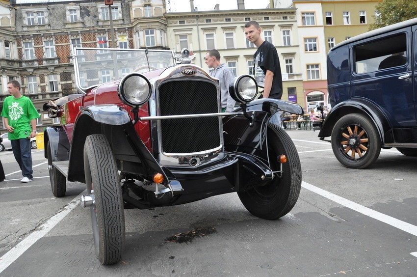 Opole: piknik motoryzacyjny na placu Kopernika.