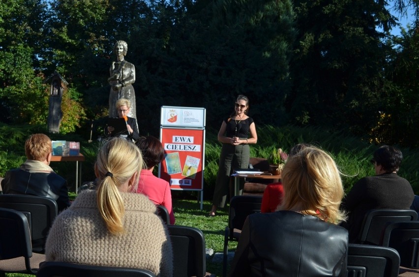 Podczas spotkania pisarka w niezwykle interesujący sposób...