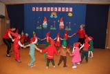 Najmłodsza grupa z Przedszkola nr 1 w Brzezinach obchodziła podwójne święto: imieniny i pasowanie na przedszkolaka