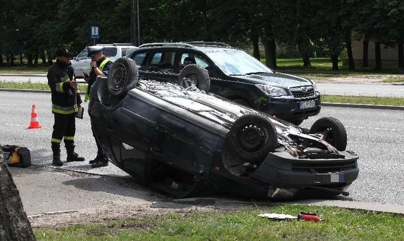 Wypadek na ul. Aleksandrowskiej. Renault dachowało, dwaj mężczyźni zostali ranni [ZDJĘCIA, FILM]