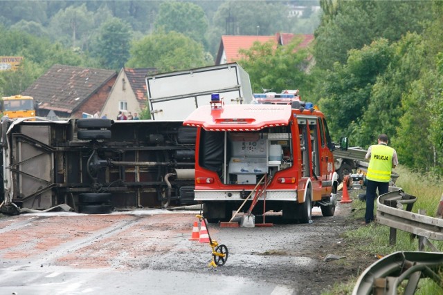 Droga krajowa nr 8 z Wrocławia do Kłodzka jest dziś powszechnie nazywana drogą śmierci. Po takich wypadkach jak ten na zdjęciu, trasa jest zablokowana przez kilka godzin. Tutaj pod Kłodzkiej zderzyło się aż pięć samochodów, 3 osoby zginęły a 24 trafiły do szpitali! W ciągu 10 ostatnich lat na DK 8 zginęło aż 310 osób!