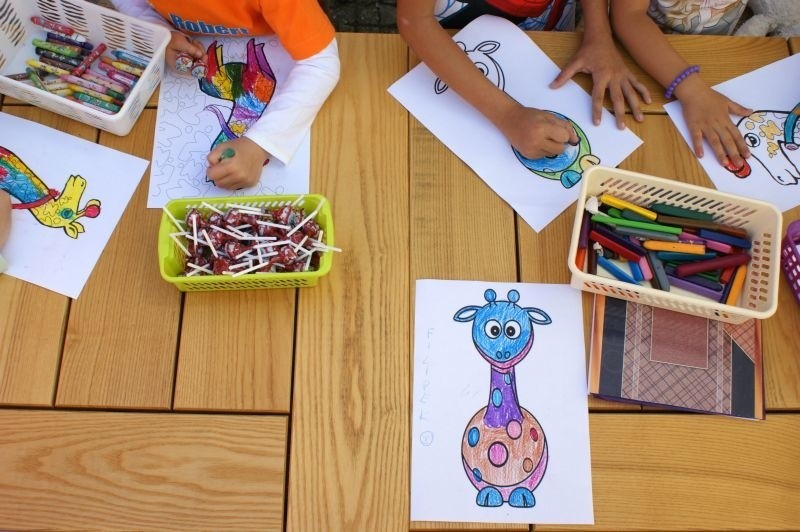 Dzieci mogły zaś malować żyrafy, które są logiem komitetu.